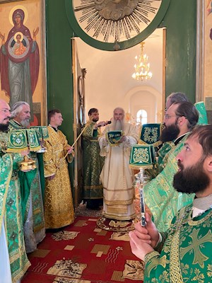 Божественная литургия в Свято-Троицком Макариево-Унженском мужском монастыре (Галичская епархия)