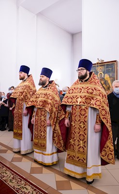 Митрополит Игнатий совершил Божественную литургию в Петропавловском храме Саратова