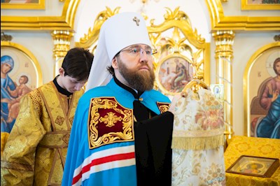 Митрополит Игнатий совершил Божественную литургию в храме святителей Василия Великого, Григория Богослова и Иоанна Златоустого г. Саратова