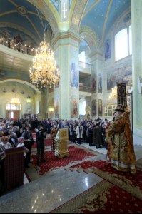 В Великий Четверг Митрополит Лонгин совершил Литургию Василия Великого и Чин умовения ног