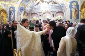 Рождественская Божественная литургия в Свято-Троицком кафедральном соборе Саратова