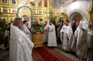 Митрополит Лонгин совершил Рождественское ночное богослужение