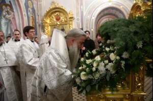 Митрополит Лонгин совершил Рождественское ночное богослужение