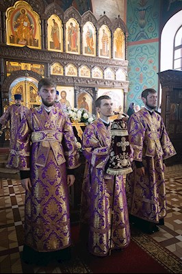 Митрополит Игнатий совершил Божественную литургию в Крестовоздвиженском храме г. Хвалынска