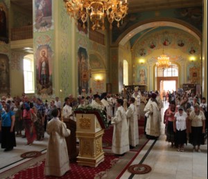 Всенощное бдение в храме в честь Покрова Пресвятой Богородицы города Саратова