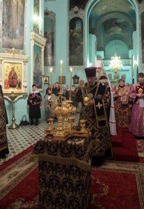 Всенощное бдение c Чином Воздвижения Креста в Духосошественском соборе города Саратова