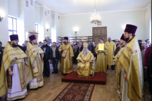 Божественная литургия на Архиерейском подворье — храме во имя преподобного Серафима Саровского г. Саратова