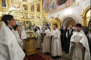 Митрополит Лонгин совершил Рождественское ночное богослужение