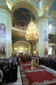 В Великий Четверг Митрополит Лонгин совершил Литургию Василия Великого и Чин умовения ног