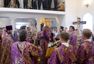 Божественная литургия в храме во имя святителей Василия Великого, Григория Богослова, Иоанна Златоуста г. Саратова