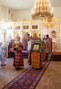 Божественная литургия на Архиерейском подворье — храме во имя преподобного Серафима Саровского города Саратова
