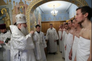 Митрополит Лонгин совершил Царские часы, Изобразительны, Великую вечерню и Крещальную литургию в Свято-Троицком кафедральном соборе Саратова