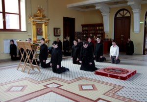 Вечернее богослужение на Архиерейском подворье — храме во имя святого апостола и евангелиста Иоанна Богослова