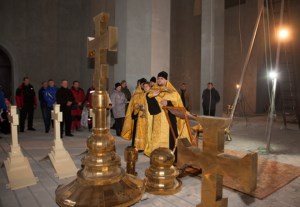 Освящены кресты и купола строящегося храма во имя святителя Спиридона Тримифунтского