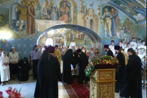 Митрополит Лонгин и Епископ Пахомий совершили Божественную литургию в Троицком соборе и молебен перед главной святыней Саратовской земли — образом Спаса Нерукотворного