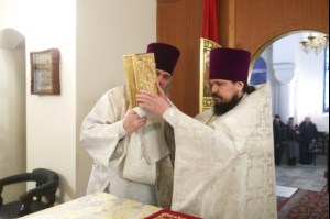 Божественная литургия на Архиерейском подворье — храме в честь иконы Божией Матери «Утоли моя печали» г. Саратова