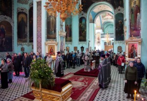 Вечерня с выносом Плащаницы Спасителя в храме в честь Сошествия Святого Духа города Саратова