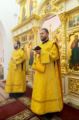 Божественная литургия в храме святых Царственных страстотерпцев п. Дубки Саратовского района