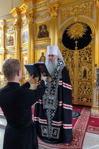 Уставное богослужение на Архиерейском подворье — в храме во имя святого апостола и евангелиста Иоанна Богослова при СПДС