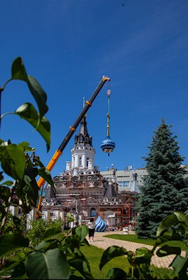 Установлены купола саратовского храма в честь иконы Божией Матери «Утоли моя печали»