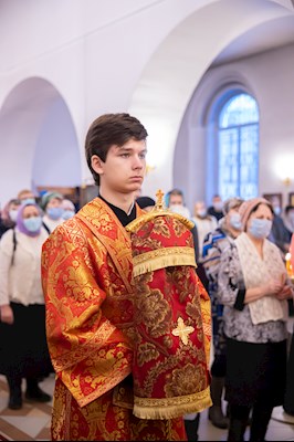Митрополит Игнатий совершил Божественную литургию в Петропавловском храме Саратова