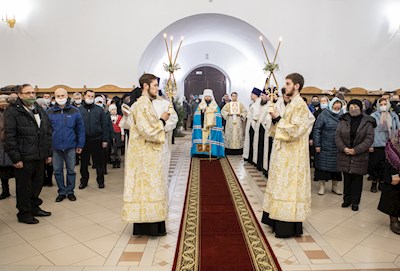 Митрополит Игнатий совершил великое повечерие в соединении с утреней в храме Рождества Христова г. Саратова