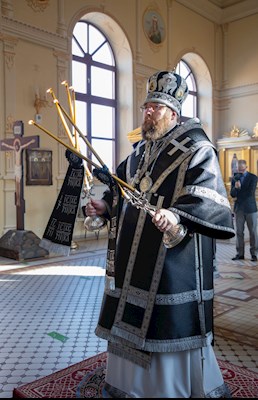 Митрополит Игнатий совершил вечернюю Литургию Преждеосвященных Даров в храме во имя святого апостола и евангелиста Иоанна Богослова при Саратовской православной духовной семинарии