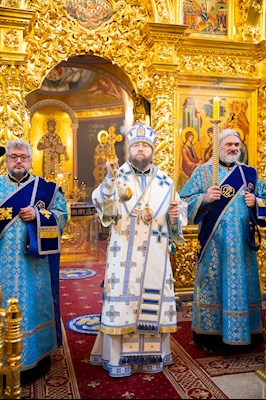 Митрополит Игнатий совершил вечернее богослужение с чтением акафиста Пресвятой Богородице в Свято-Троицком кафедральном соборе г. Саратова