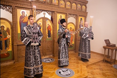 Митрополит Игнатий совершил ночную Литургию Преждеосвященных Даров в крестовом храме священномученика Гермогена, епископа Тобольского (Саратовского и Царицынского)