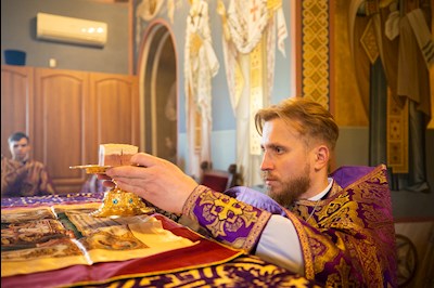 Митрополит Игнатий совершил вечернюю Литургию Преждеосвященных Даров в Свято-Троицком кафедральном соборе г. Саратова