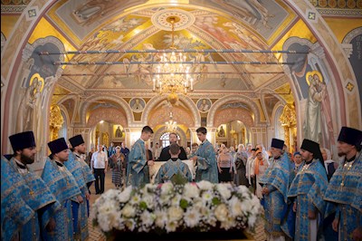 Митрополит Игнатий совершил Божественную литургию в Свято-Троицком кафедральном соборе Саратова