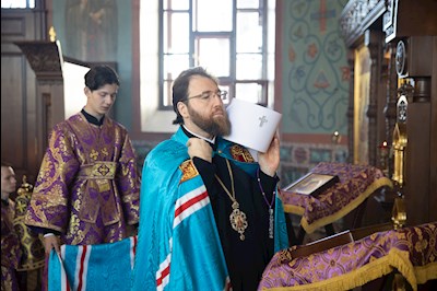 Митрополит Игнатий совершил Божественную литургию в Крестовоздвиженском храме г. Хвалынска