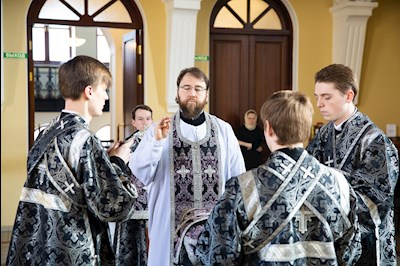 Митрополит Игнатий совершил Литургию Преждеосвященных Даров в храме святого апостола и евангелиста Иоанна Богослова при СПДС