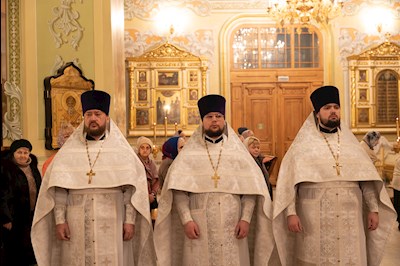 Митрополит Игнатий совершил Великую вечерню в соединении с Литургией святителя Василия Великого и чин Великого освящения воды в Покровском соборе г. Саратова