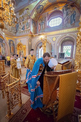 Митрополит Игнатий совершил Божественную литургию в Свято-Троицком кафедральном соборе Саратова