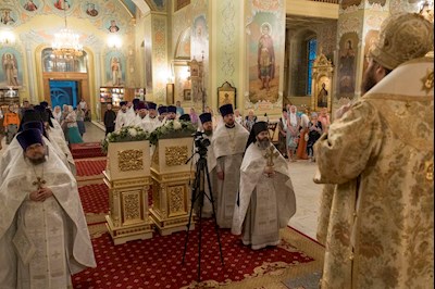 Митрополит Игнатий совершил ночную Божественную литургию в Покровском соборе г. Саратова