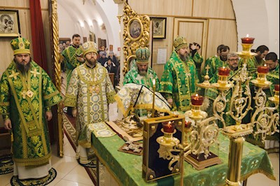 Архиереи Саратовской митрополии совершили Божественную литургию в соборном храме святого благоверного князя Александра Невского г. Ртищево