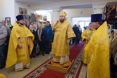 Митрополит Игнатий совершил Божественную литургию в Трехсвятительском храме г. Саратова