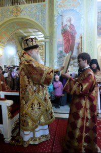 В Великий Четверг Митрополит Лонгин совершил Литургию Василия Великого и Чин умовения ног