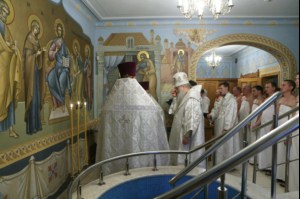Митрополит Лонгин совершил Царские часы, Изобразительны, Великую вечерню и Крещальную литургию в Свято-Троицком кафедральном соборе Саратова