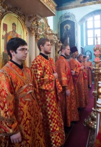 Архиепископ Элистинский и Калмыцкий Юстиниан совершил Божественную литургию и панихиду в Духосошественском храме г. Саратова