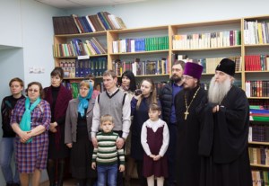В Хвалынске открылась выставка, посвященная 70-летию возобновления приходской жизни