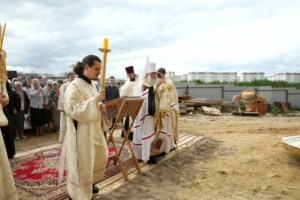 Митрополит Лонгин совершил чин освящения крестов и куполов строящегося храма во имя новомучеников и исповедников Саратовских г. Саратова