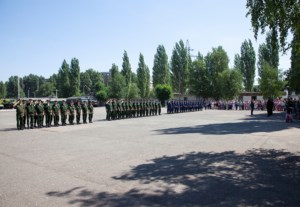 Священник благословил новобранцев перед отправкой на воинскую службу