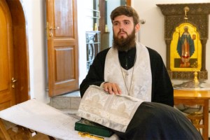 Божественная литургия на Архиерейском подворье — в храме в честь иконы Божией Матери «Утоли моя печали» г. Саратова