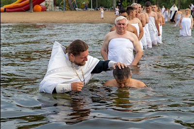 Состоялось массовое крещение оглашенных в Волге