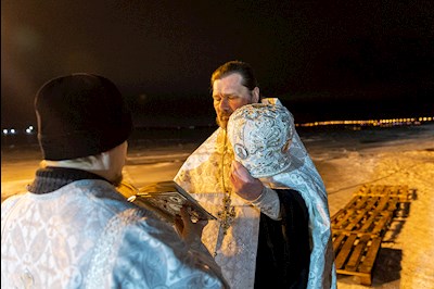 В поселке Затон прошли крещенские купания