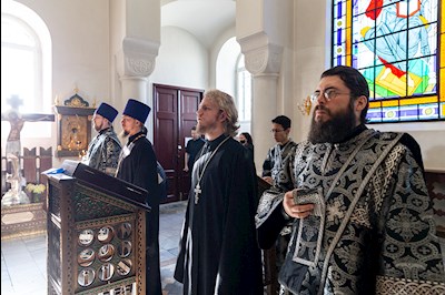 Литургия Преждеосвященных Даров на Архиерейском подворье — в храме в честь иконы Божией Матери «Утоли моя печали» г. Саратова