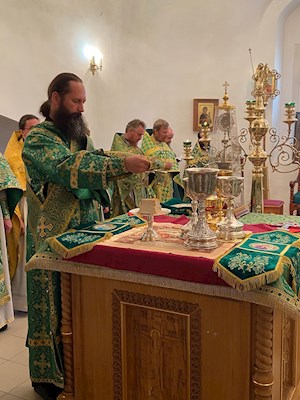 Божественная литургия в Свято-Троицком Макариево-Унженском мужском монастыре (Галичская епархия)