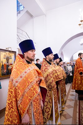Митрополит Игнатий совершил Божественную литургию в Петропавловском храме Саратова